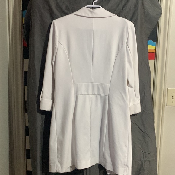 White Le Chateau Woman’s Coat - Picture 2 of 2